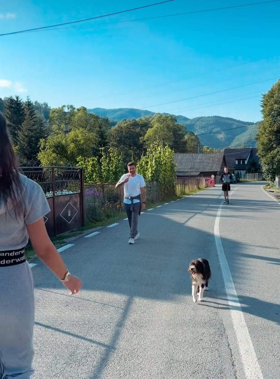 Gestul făcut de Andrian Mutu în plină stradă, pentru soția lui. Ce i-a dăruit Sandrei în fața tuturor. „Viața trăită simplu, doar după instinct!”