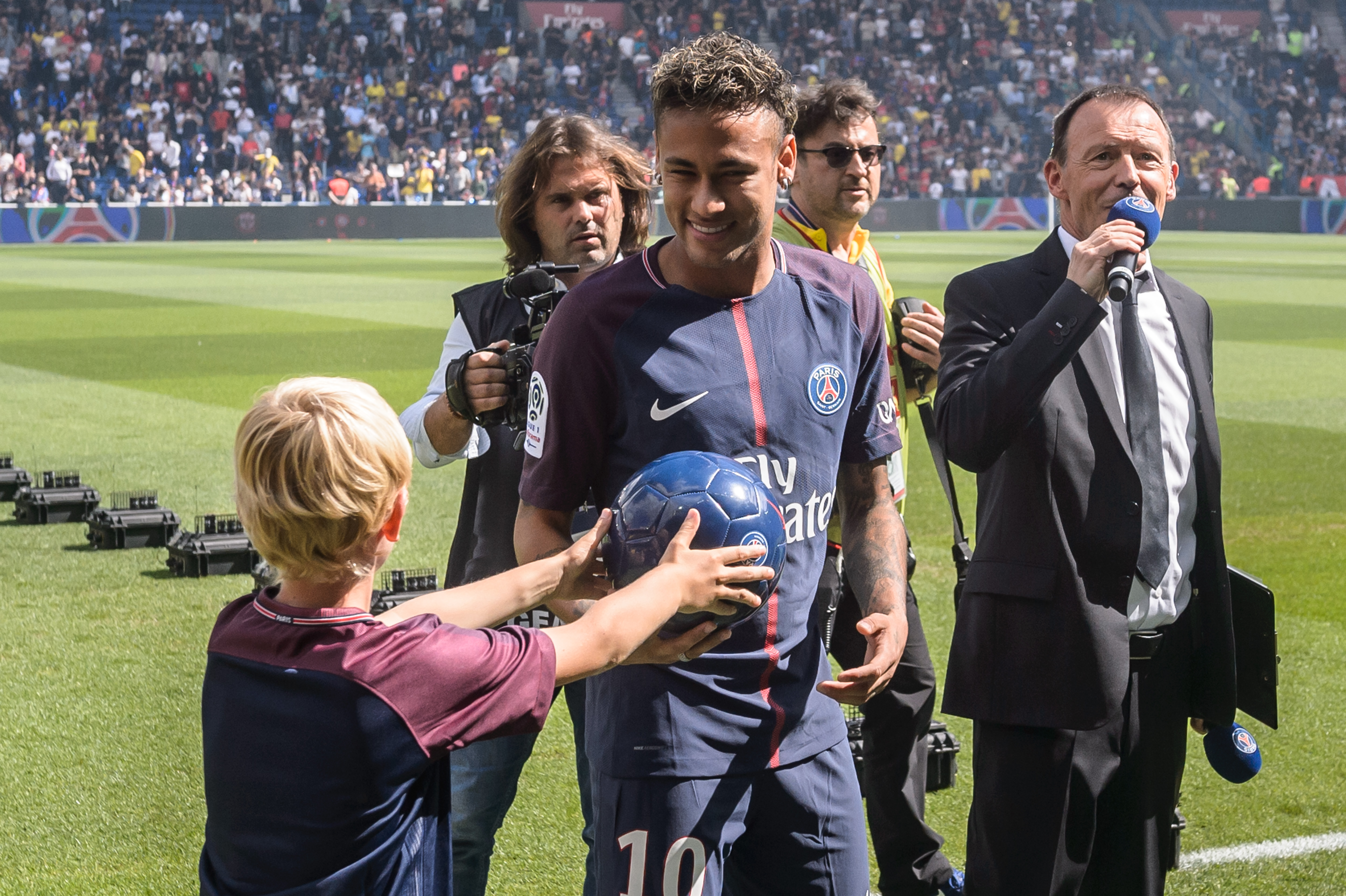 Neymar, înger la Paris, demon la Barcelona. Fanii lui PSG au cumpărat deja 10.000 de tricouri cu numele starului brazilian. Catalanii dau foc tricourilor fostului lor idol / FOTO&VIDEO