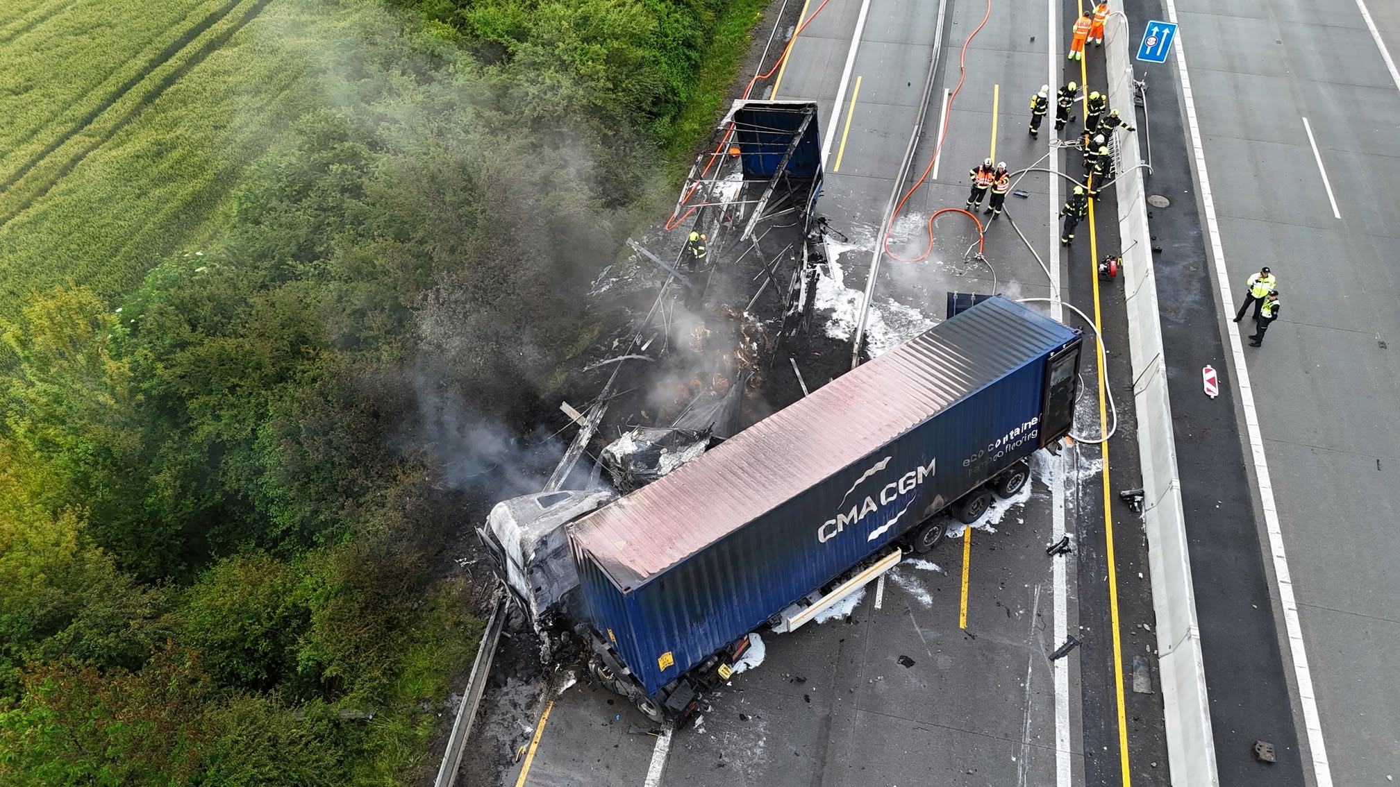 Un șofer român de TIR și unul maghiar au murit în camioanele lor, care au luat foc după ce s-au ciocnit pe o autostradă din Cehia