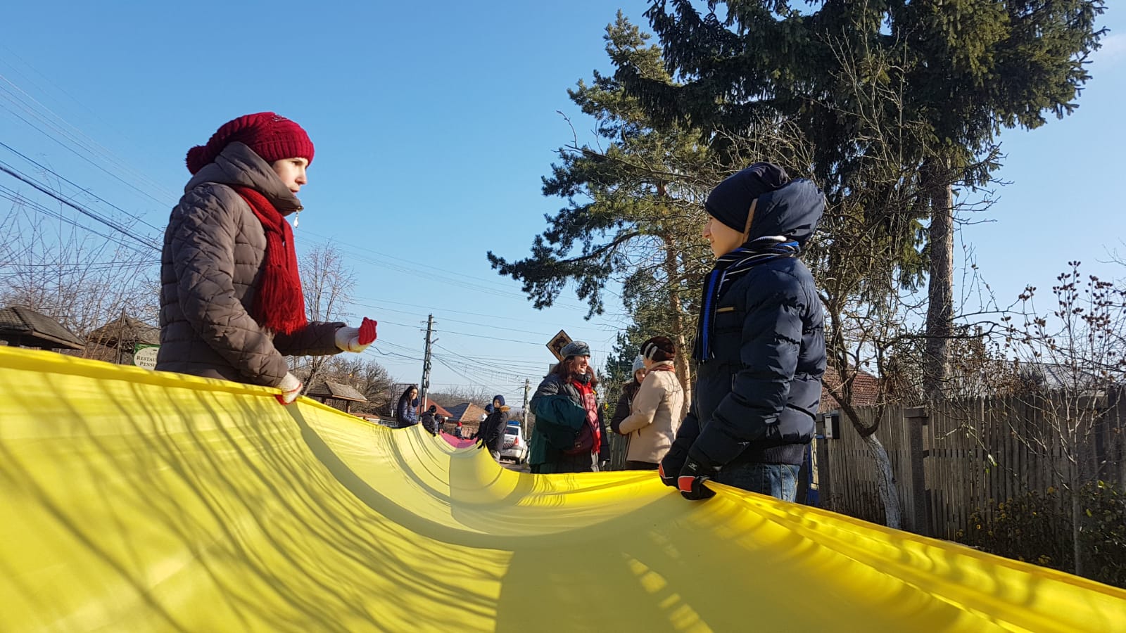 FOTO/ Tricolor de 200 de metri confecționat de elevii unei comune din Buzău, purtat pe străzi de Ziua Națională