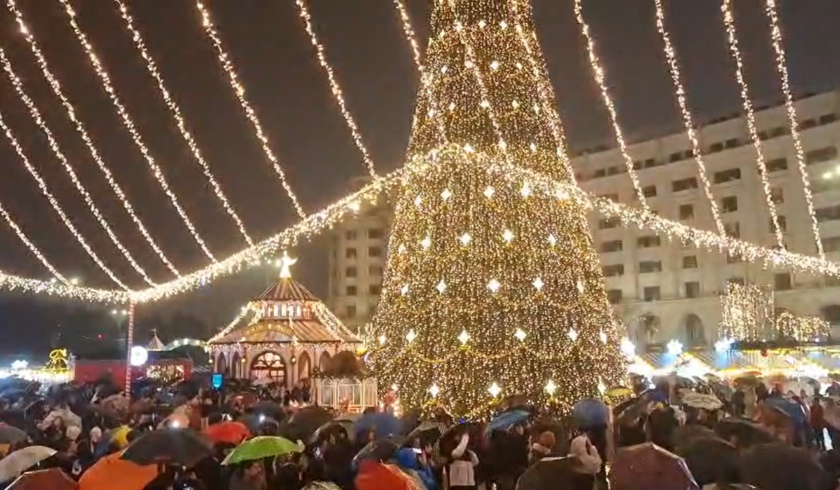 Cât costă o porție de fasole cu ciolan la Târgul de Crăciun din Piața Constituției (București). Are același preț ca sărmăluțele cu mămăliguță