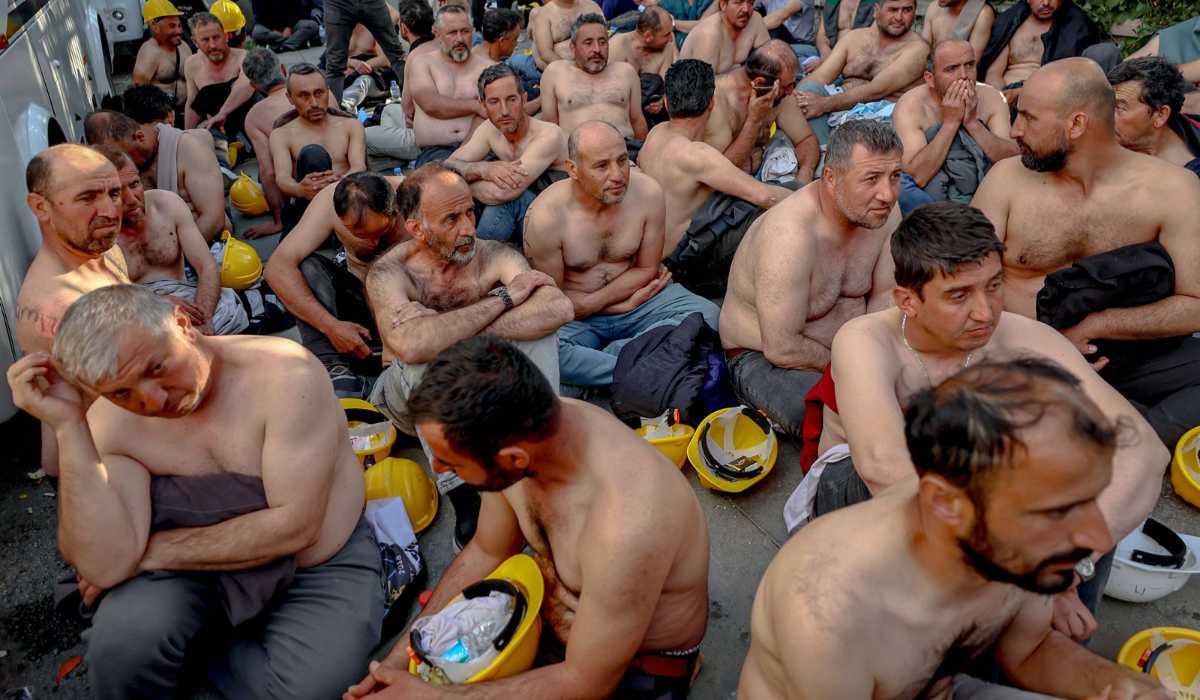 Peste 100 de mineri protestează la bustul gol și cer ca salariile să le fie plătite de urgență în Turcia