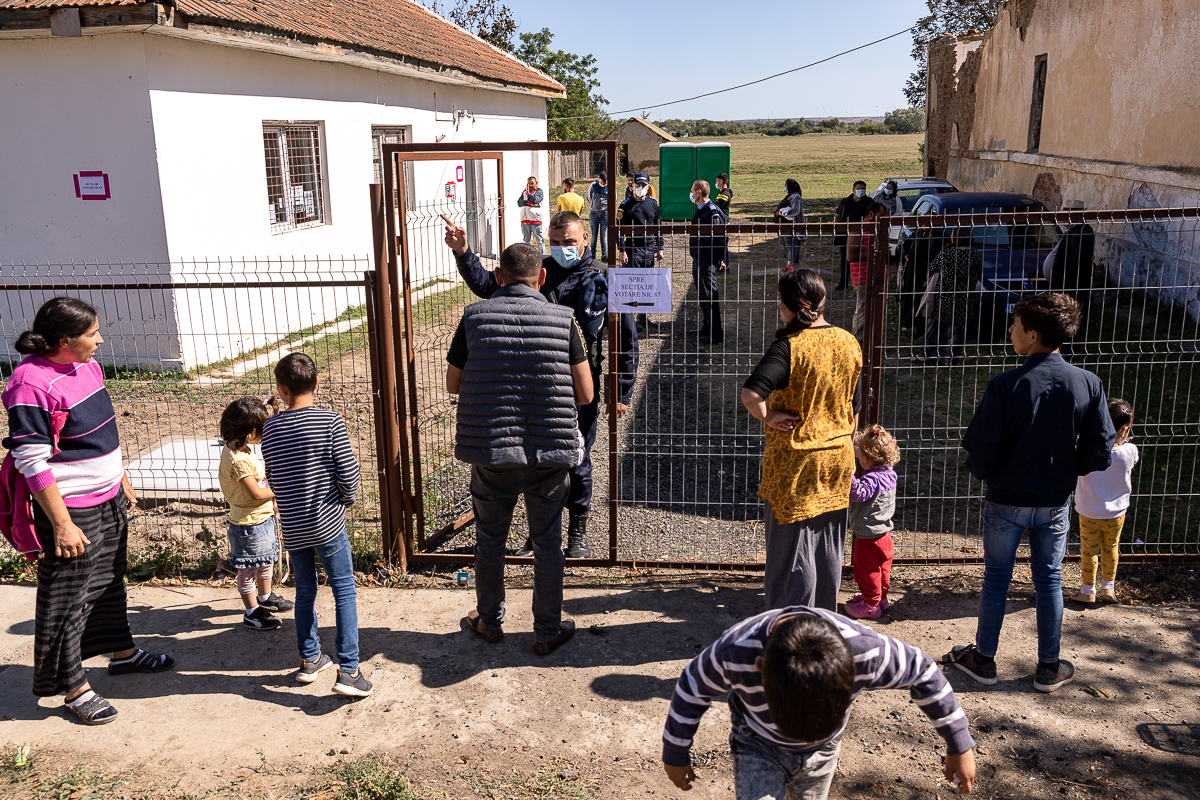 Cozi la alegeri în Ţăndărei, fost focar de Covid-19. Oamenii au votat pentru “şuşale”
