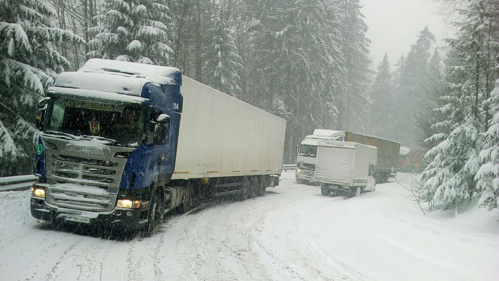 Trafic îngreunat in judetul Brasov din cauza ninsorii abundente. Cinci tiruri nu si-au mai putut continua drumul/FOTO&VIDEO