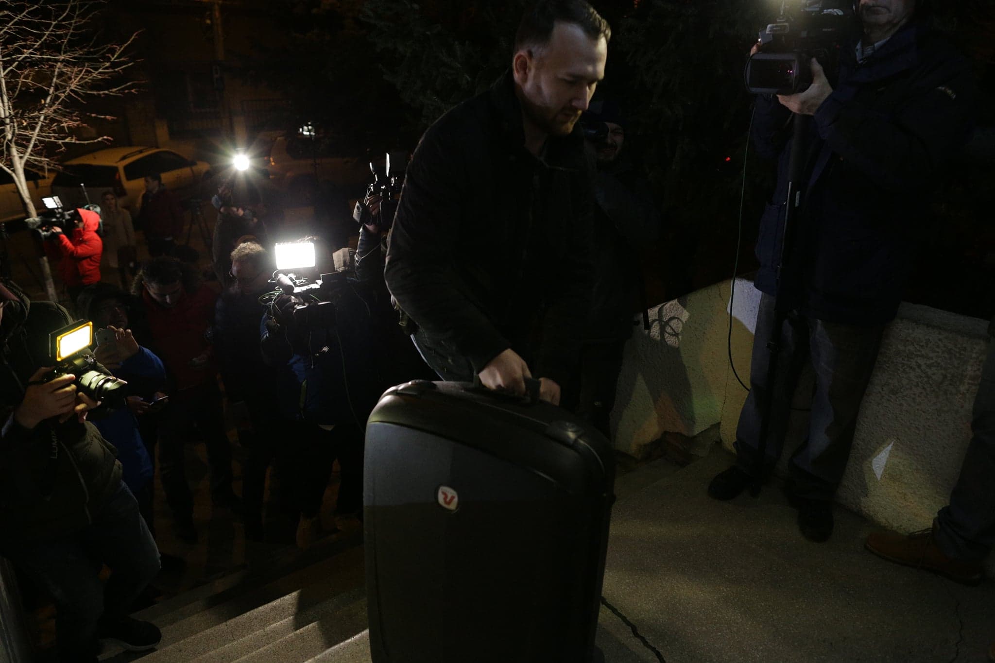 FOTO& VIDEO | Medicul fals Matteo Politi a fost reținut pentru 24 de ore. Primele imagini cu italianul, escortat de polițiști