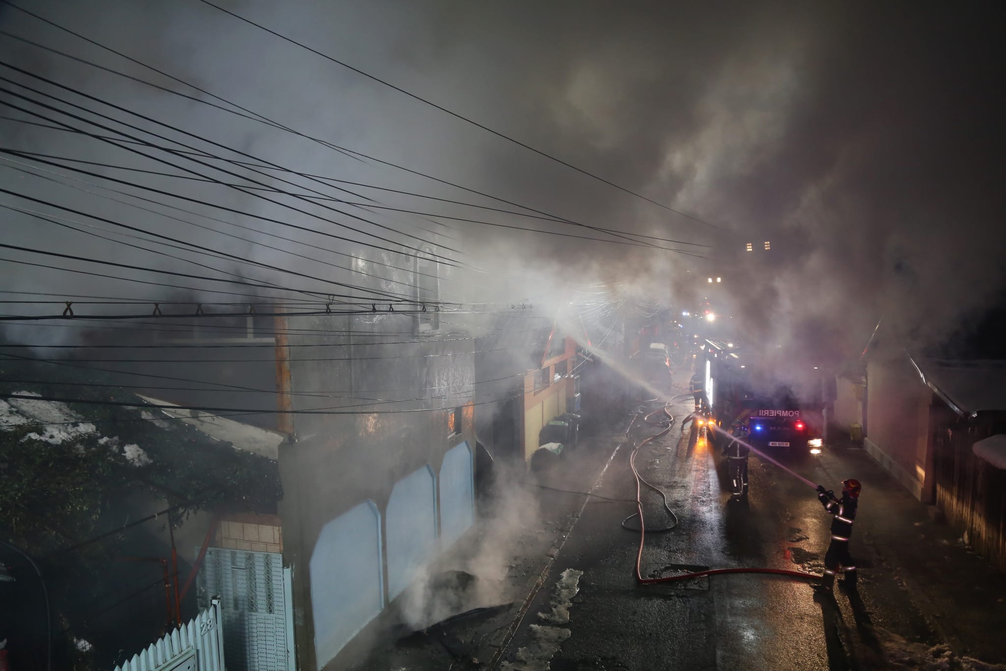 O casă a ars în totalitate și alte două au fost afectate după un incendiu puternic în sectorul 3 al Capitalei