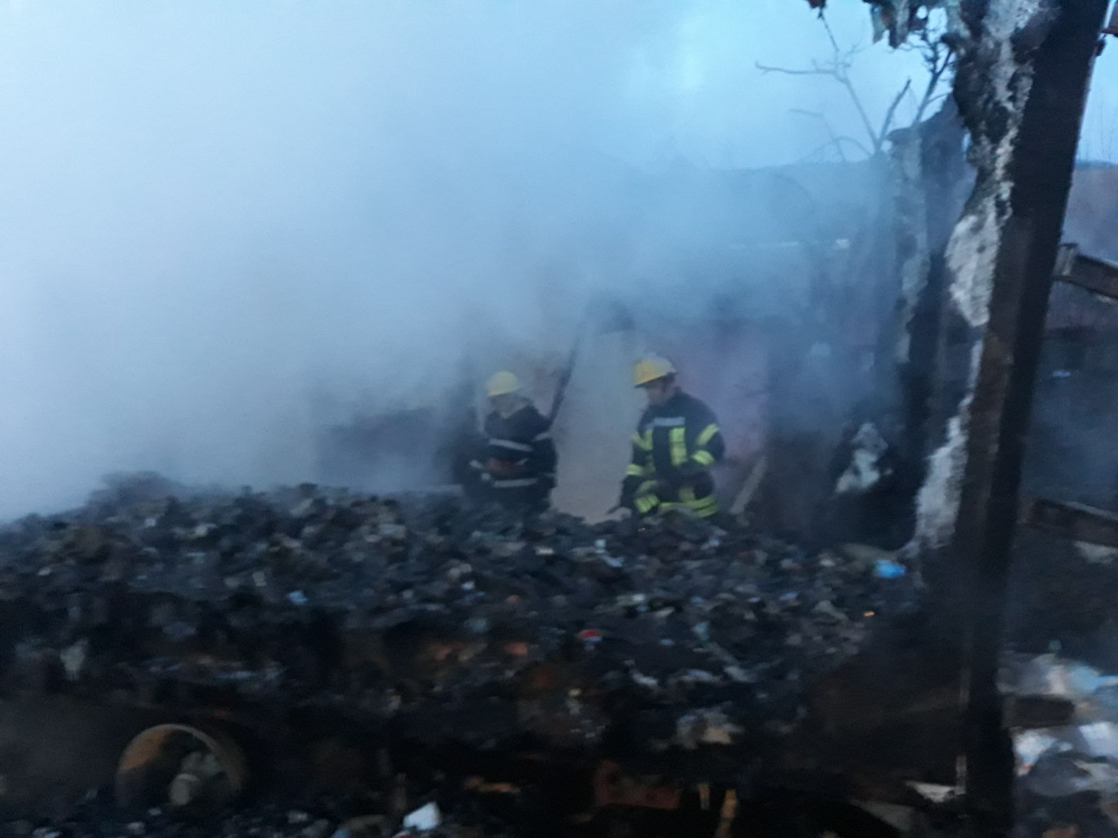 Un camion a ars în urma unui accident în Mureș. Șoferul a lovit un stâlp de electricitate, o ţeavă de gaz și s-a oprit în curtea unei case