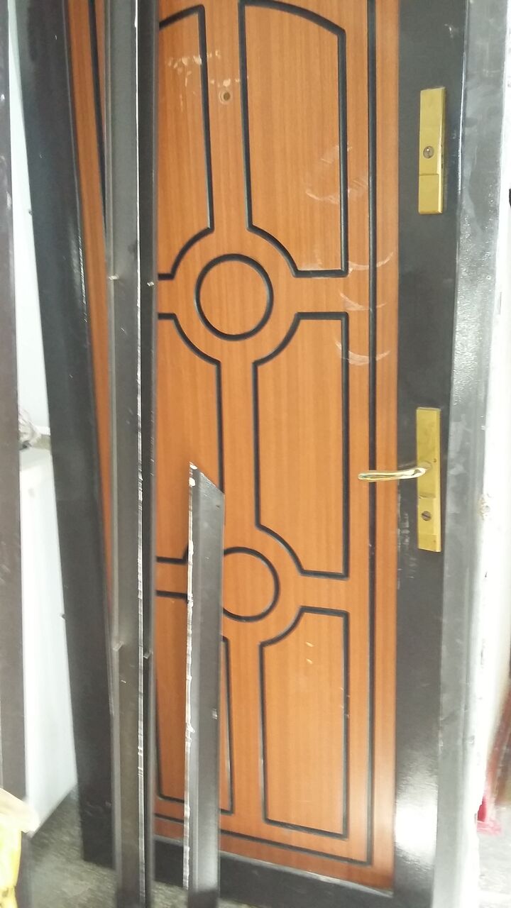 Un bărbat din Galaţi susţine că “mascaţii” l-au bătut fără să aibă vreo vină chiar în faţa fetiţei lui! FOTO