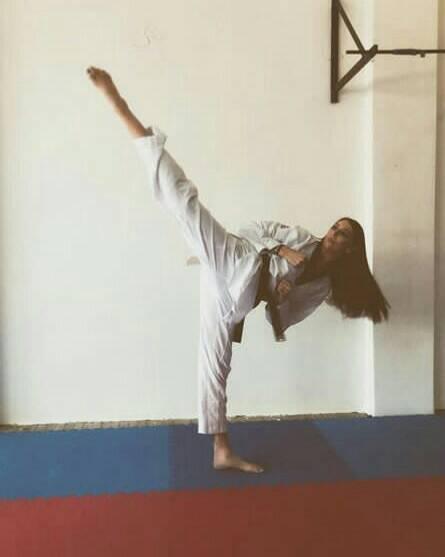 E frumoasă, e celebră, dar n-are noroc în dragoste. E campioană la taekwondo, dar nu acesta e motivul pentru care nu și-a găsit iubit