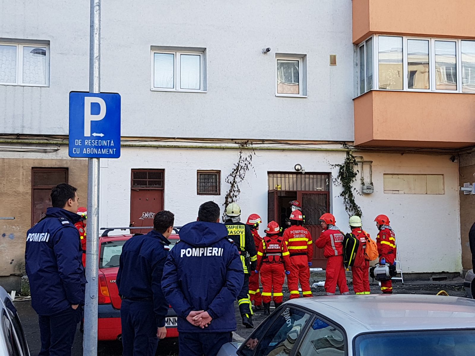 Explozie într-un apartament din Braşov. O persoană a suferit arsuri, iar o femeie un atac de panică/ FOTO&VIDEO
