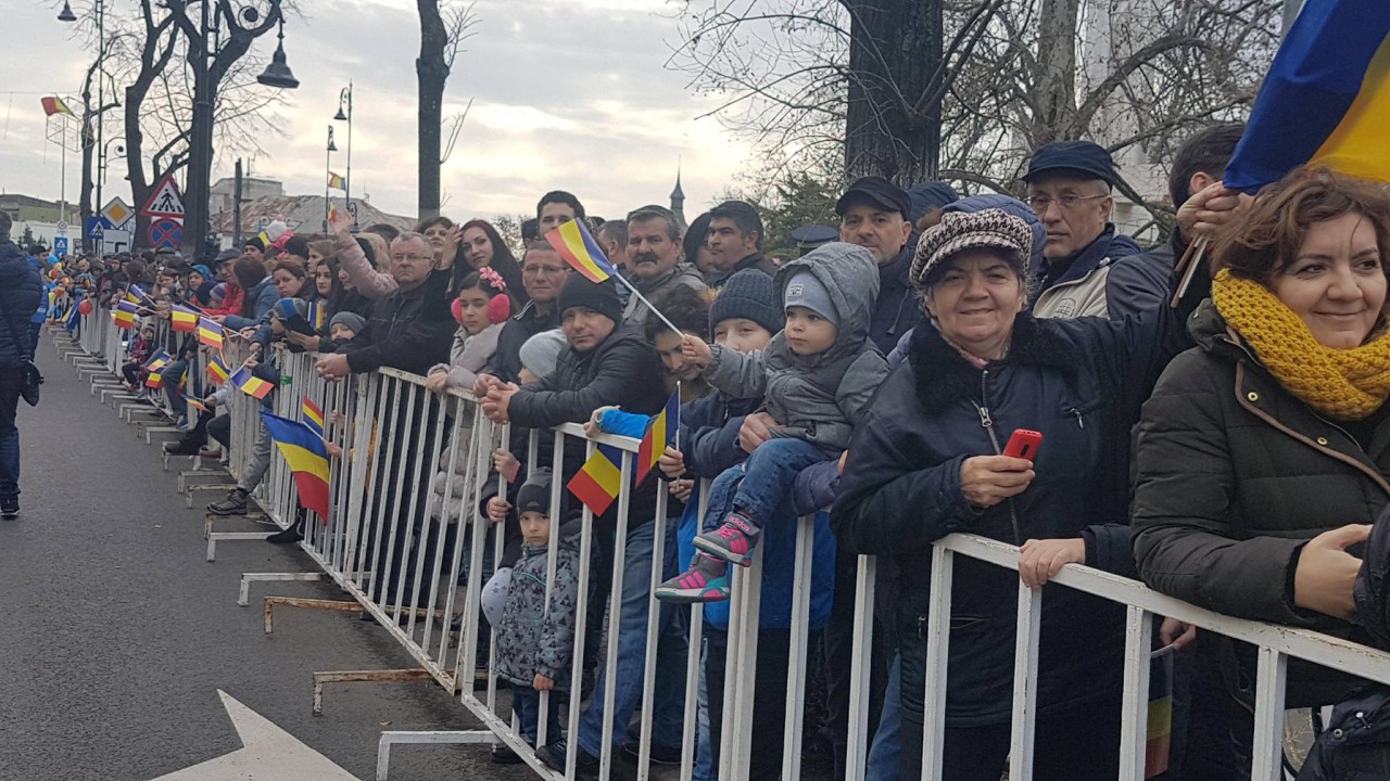 Militari în uniforme din Primul Război Mondial au defilat la Cluj de Ziua Națională. Mii de oameni din Ploiești au sărbătorit în ploaie Ziua Națională | FOTO&VIDEO