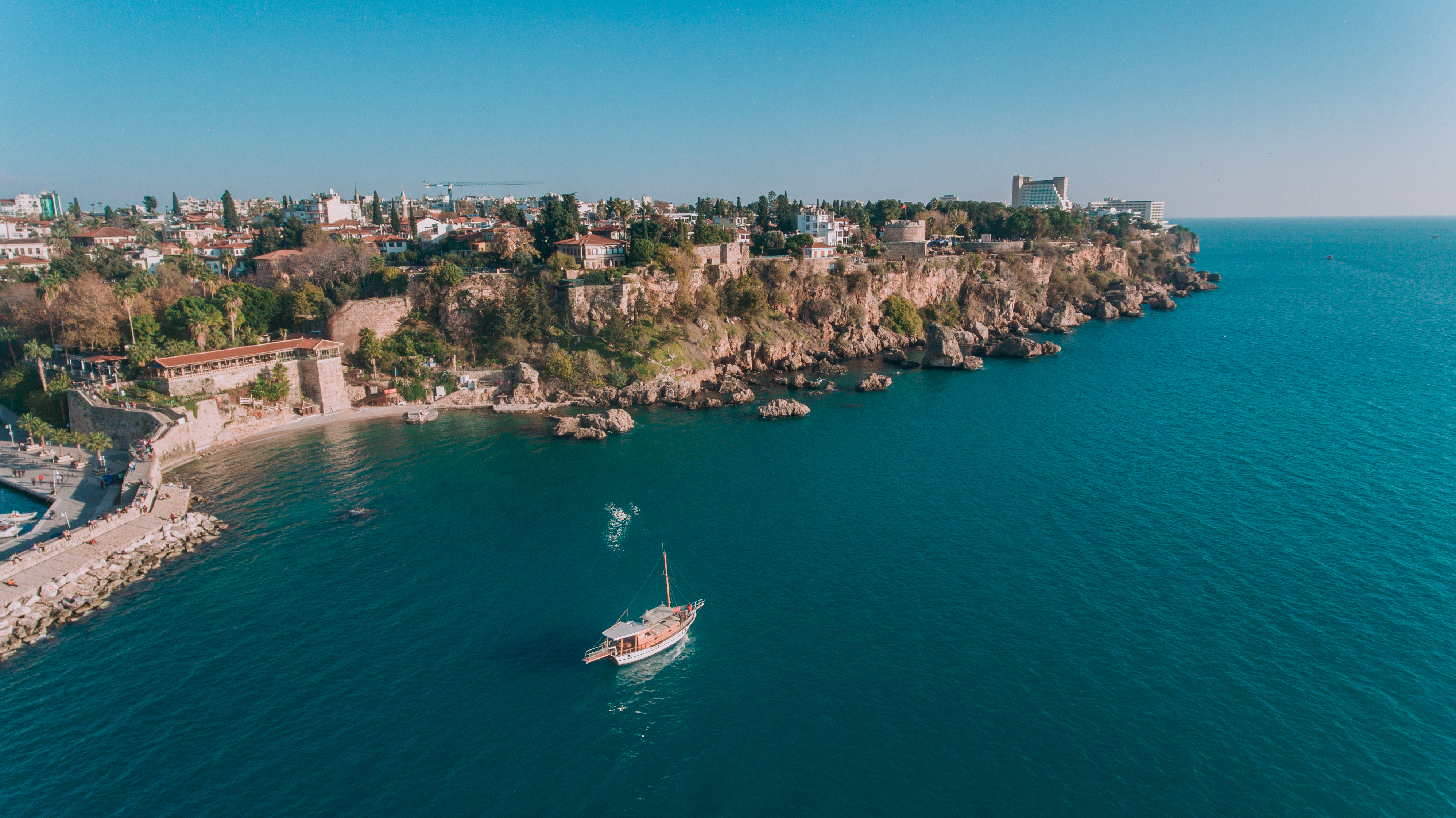 Peninsula din Turcia unde se regăsesc plantații străvechi de măslini și livezi de migdali. Băile Cleopatrei oferă o experiență aparte în vacanță