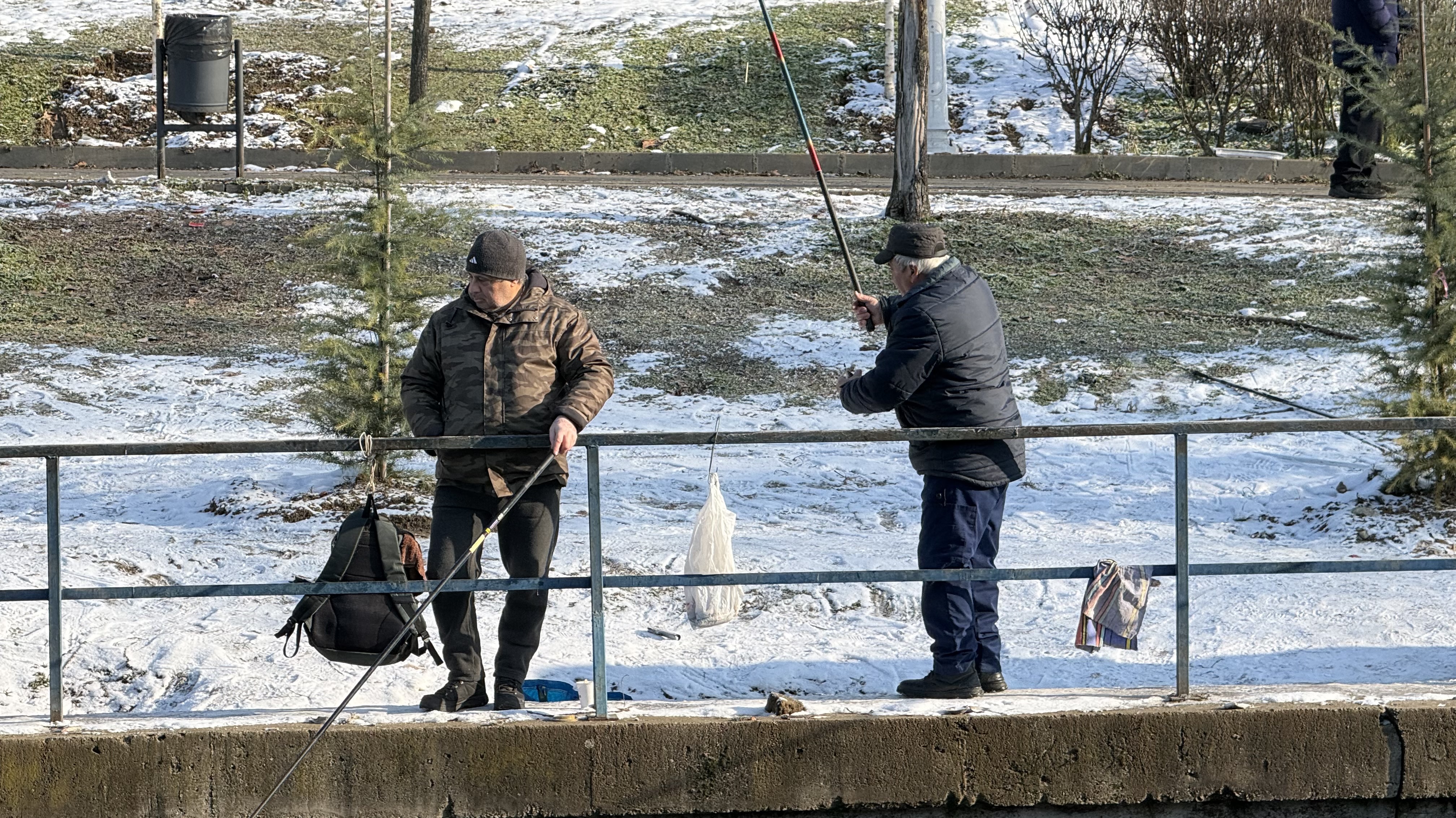 „Mi-e rușine că am muncit o viață și tot tremur pe baltă pentru mâncare”. Cum arată viața pescarilor amatori într-un weekend geros de ianuarie, în Colentina