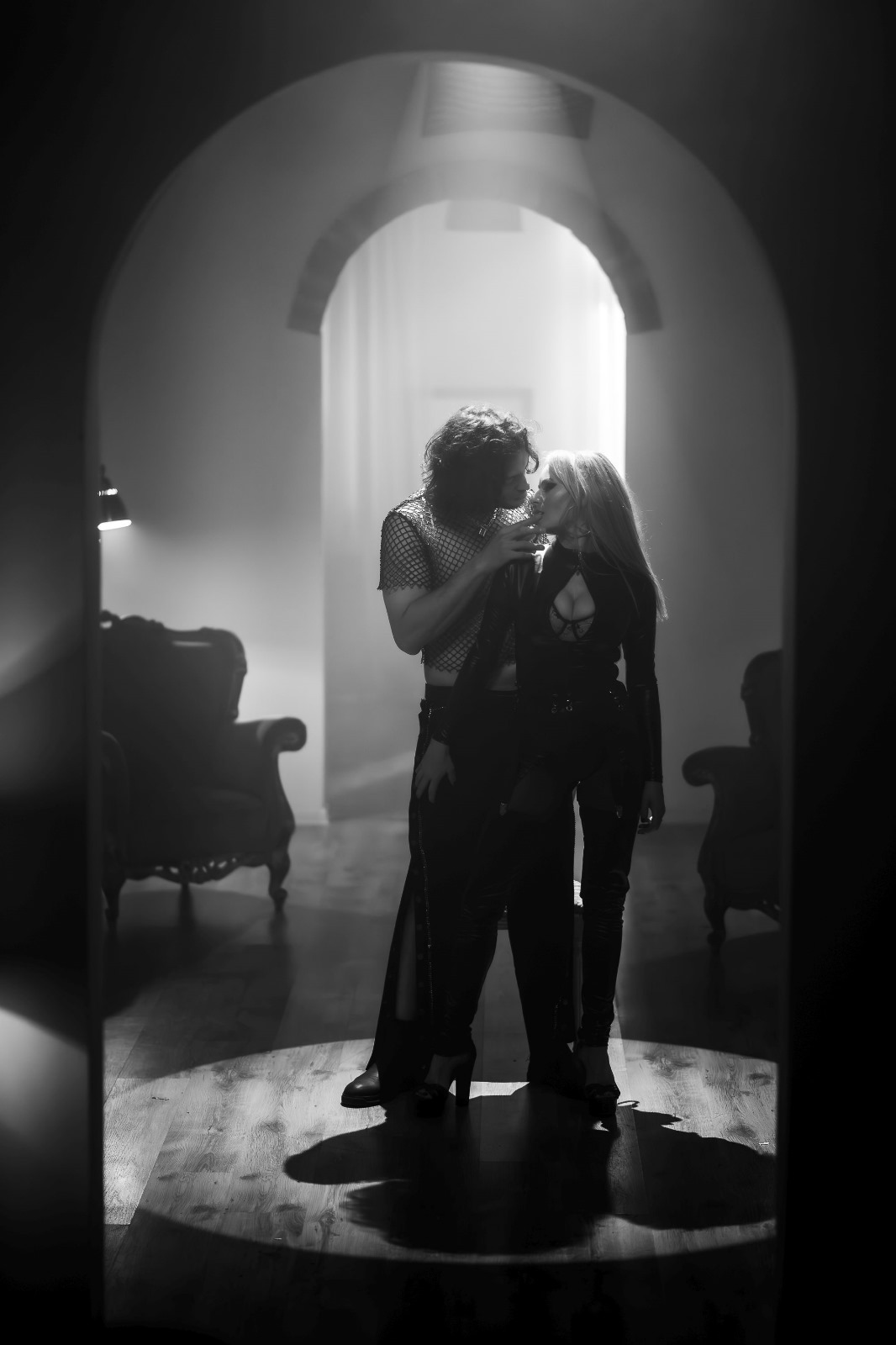 Laura Cosoi, dans lasciv cu Toto Dumitrescu, sărut pasional cu Jorge și un slalom permanent printre bărbați în filmul „Retreat Vama Veche”