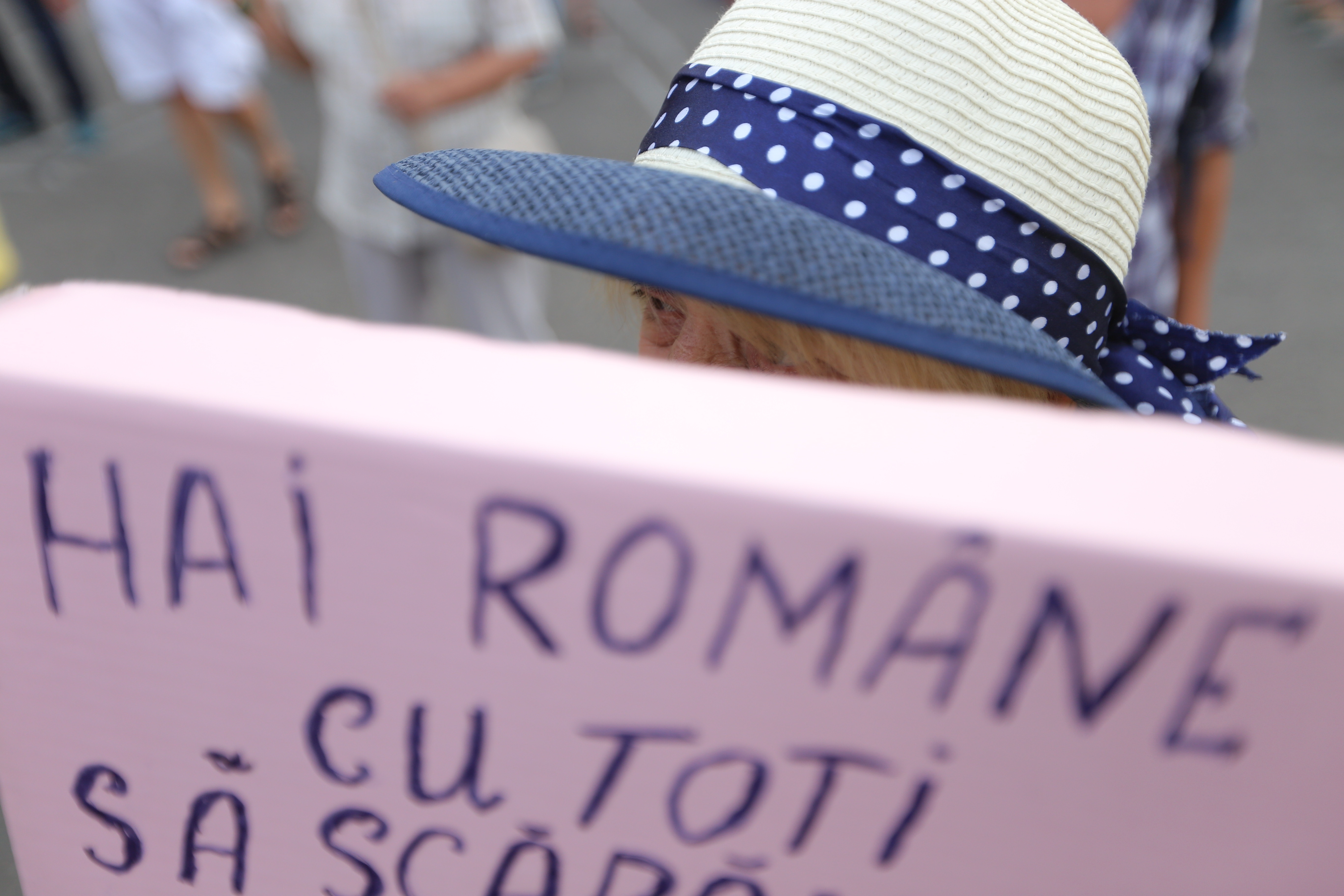 UPDATE | Marş de protest în Bucureşti. „Împreună salvăm ţară de corupţi!”. Câteva sute de oameni au strigat în ploaie: ”Nu cedăm!”