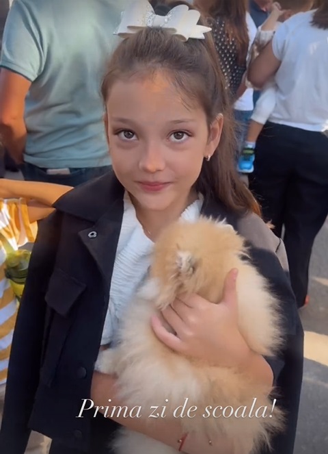 Cum s-a îmbrăcat Bianca Drăgușanu în prima zi de școală a fiicei sale. Sofia a fost condusă în clasa a II-a și de tatăl ei, Victor Slav