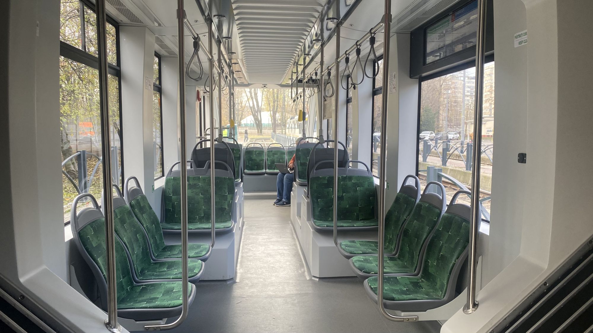 FOTO. Primele impresii ale bucureștenilor după ce au mers cu noile tramvaie de pe linia lui 41: „Mult mai înghesuite, dar frumoase și călduroase”
