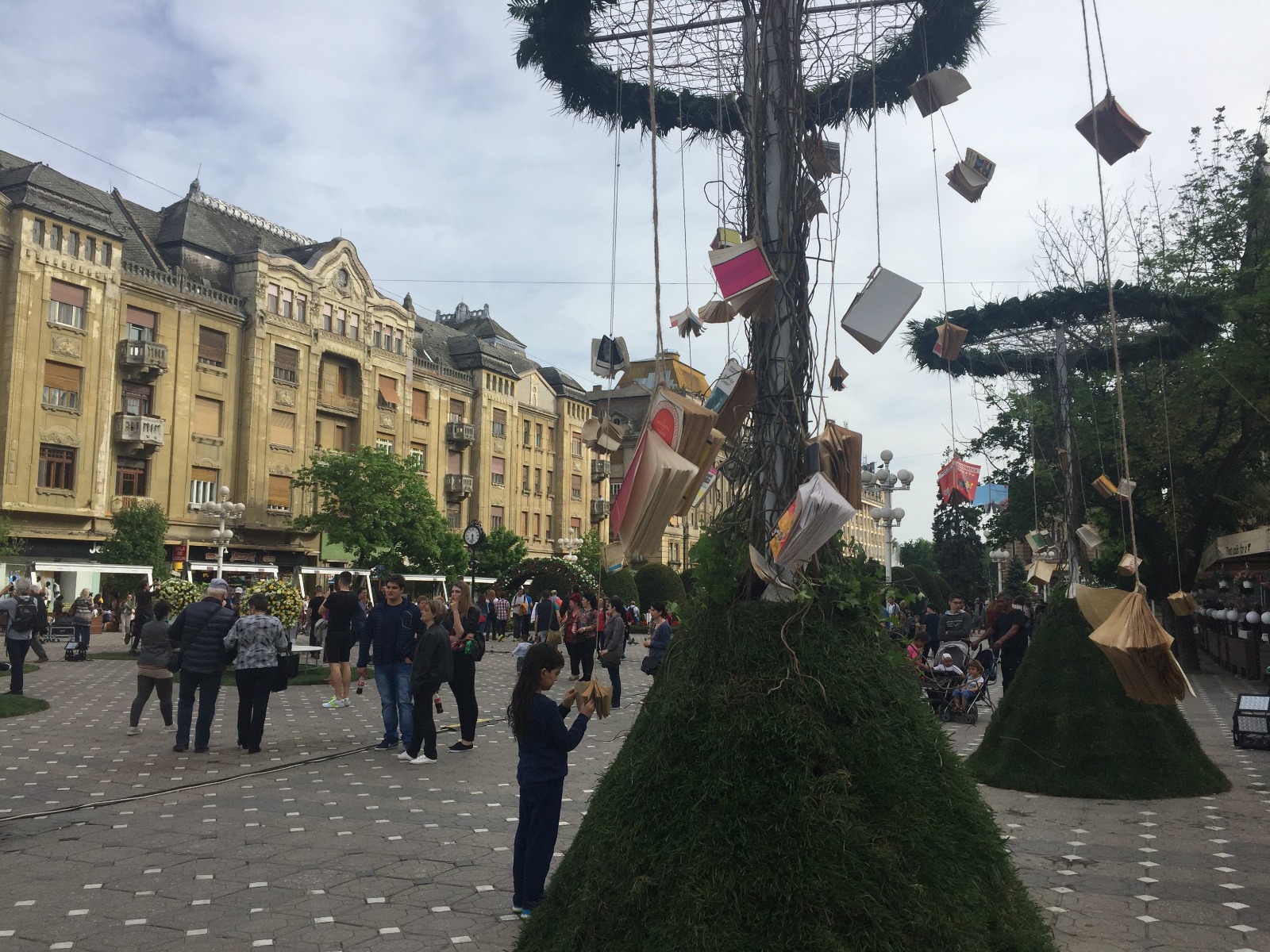 Festivalul florilor umple Timișoara de culoare și miros. În centrul orașului vor defila prințese cu calești (FOTO)