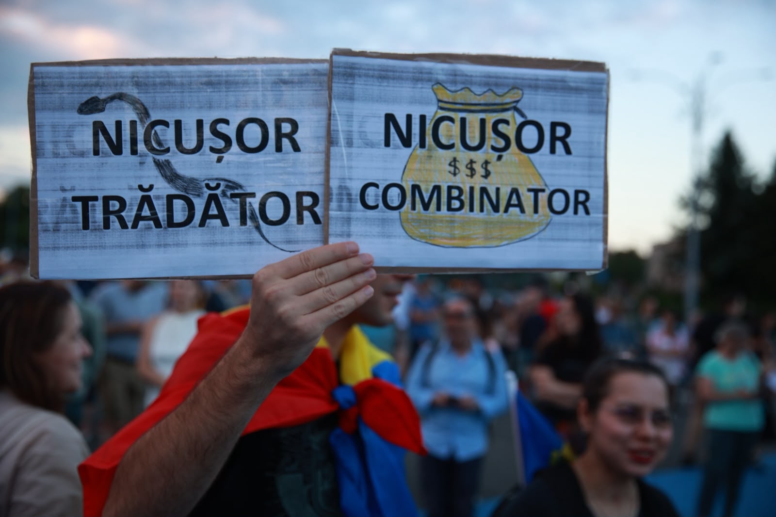 Protest în Piața Victoriei: Sute de oameni manifestă sub sloganul „România e sub asediu”. Ce cer organizatorii și ce mesaj are Jandarmeria