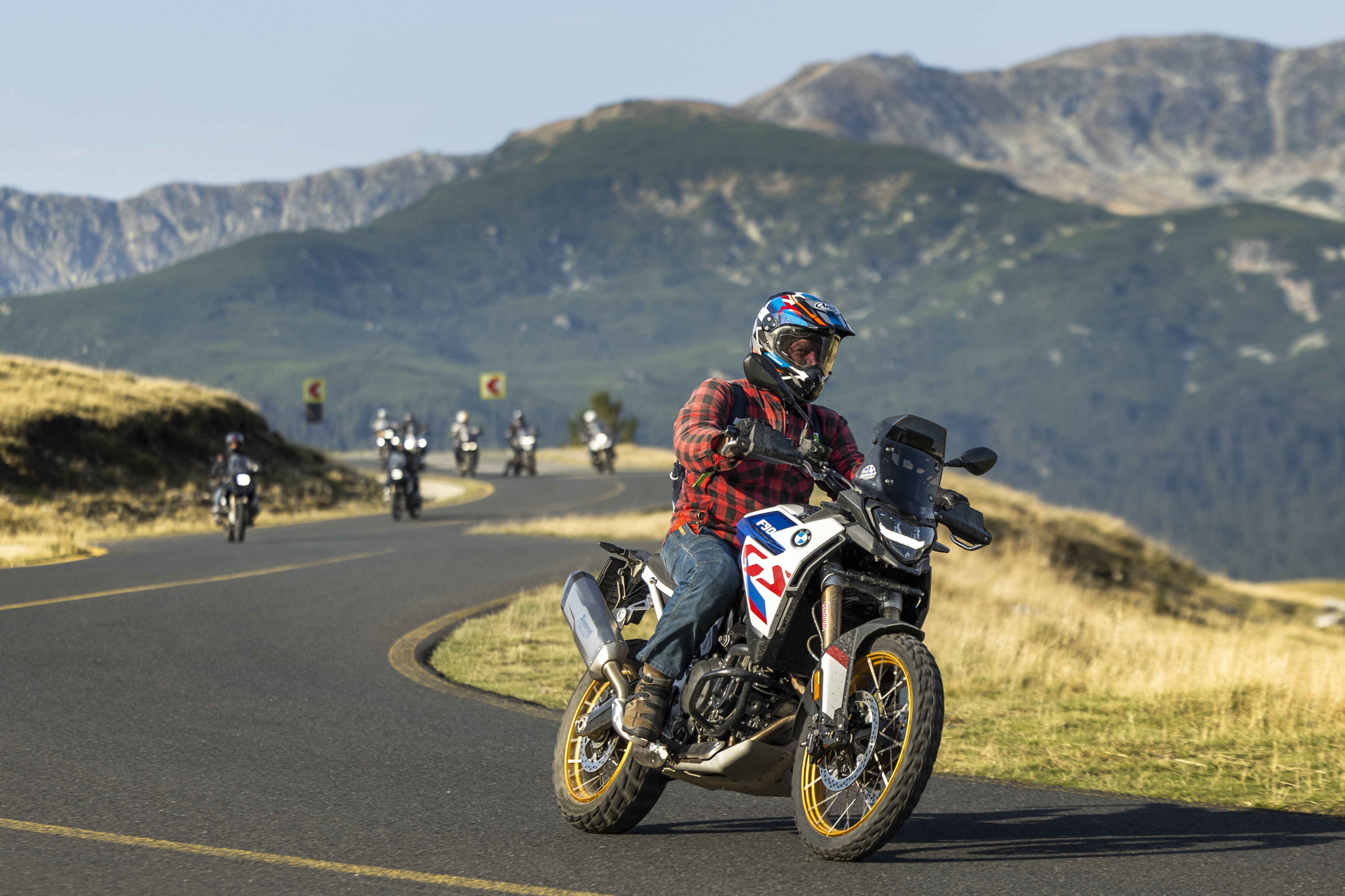Ce a făcut președintele ceh Petr Pavel în vacanța pe motocicletă din România. A salvat un om care avea o criză de epilepsie, a văzut urși, a făcut baie în lac și cumpărături la supermarket: „E o țară superbă”