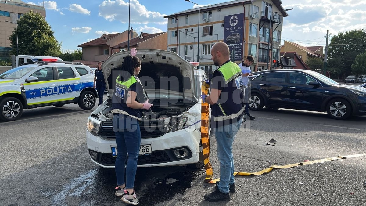 O mașină de poliţie aflată în misiune, implicată într-un accident rutier în Constanța. Un polițist a fost rănit
