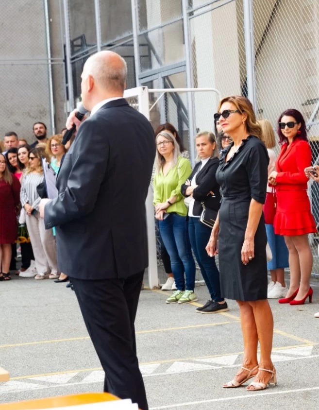 Cum a apărut Carmen Iohannis în prima zi de școală, la Sibiu. Soția președintelui s-a pozat cu elevii, în clasă