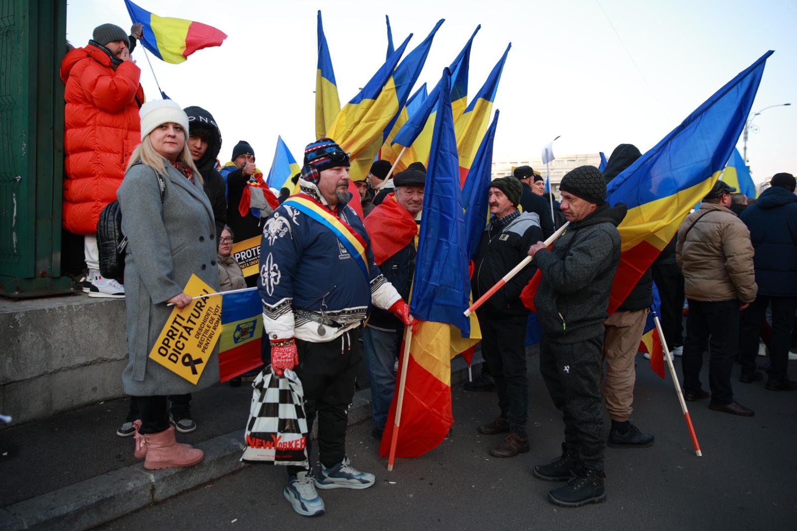 LIVE TEXT: Zeci de mii de oameni la protestul organizat de AUR în București. Mai mulți protestatari aveau asupra lor cuţite, bricege și substanţe interzise