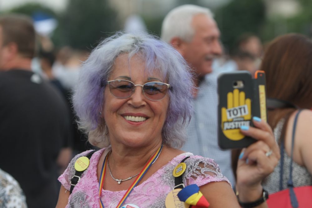 FOTO&VIDEO/ Câteva mii de persoane au protestat în Piața Victoriei, joi seară