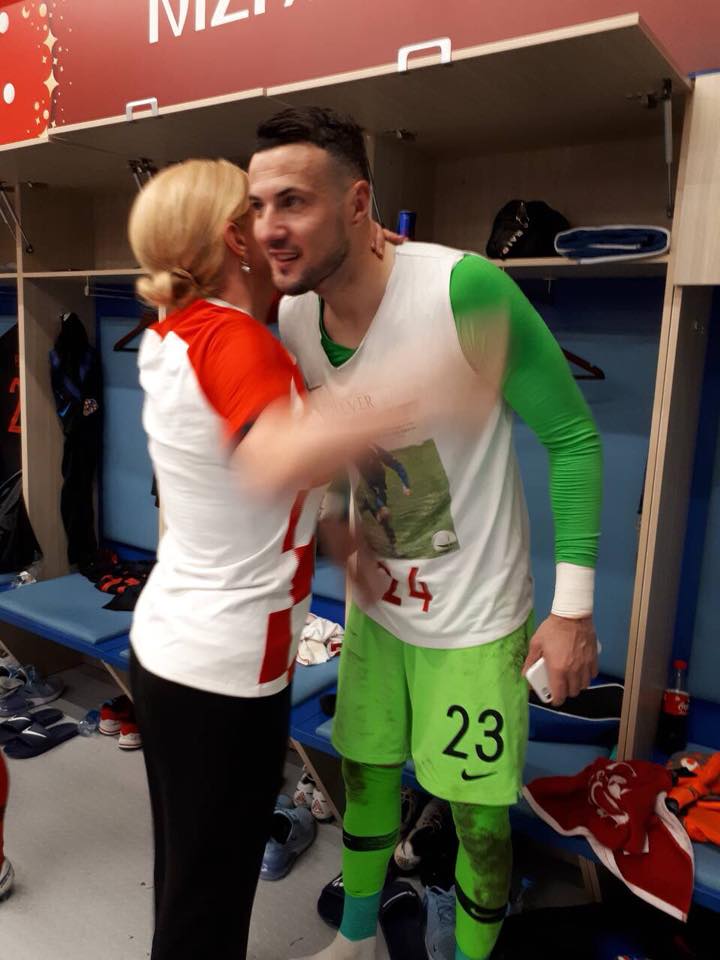 Kolinda Grabar-Kitarovici i-a ”colindat” pe învingătorii Danemarcei în vestiar. Președintele Croației s-a comportat ca un fan înflăcărat | VIDEO
