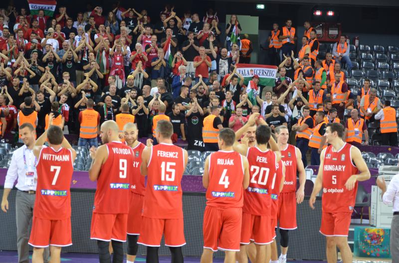 Drapel al Ungariei, ars la Cluj-Napoca de fanii români. Scandal înainte de meciul de calificare în optimile Eurobasket 2017 | VIDEO