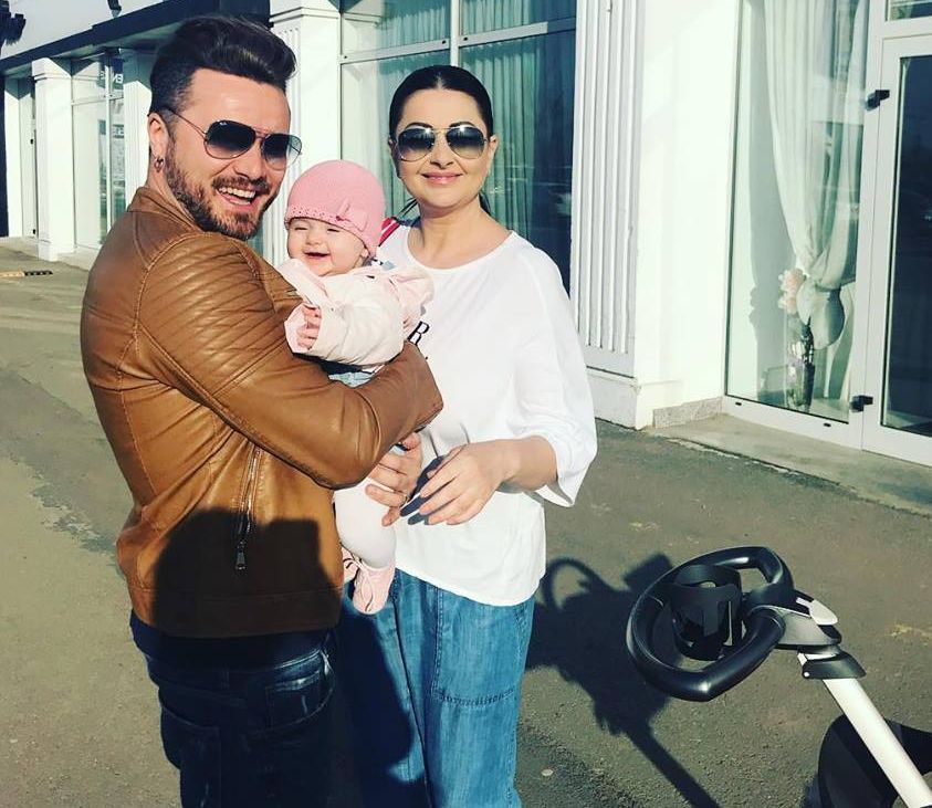 EXCLUSIV/Gabriela Cristea se-ntoarce la muncă, Tavi Clonda rămâne acasă cu bebelușa! “Nu suntem pregătiți să aducem bone în viața Victoriei”