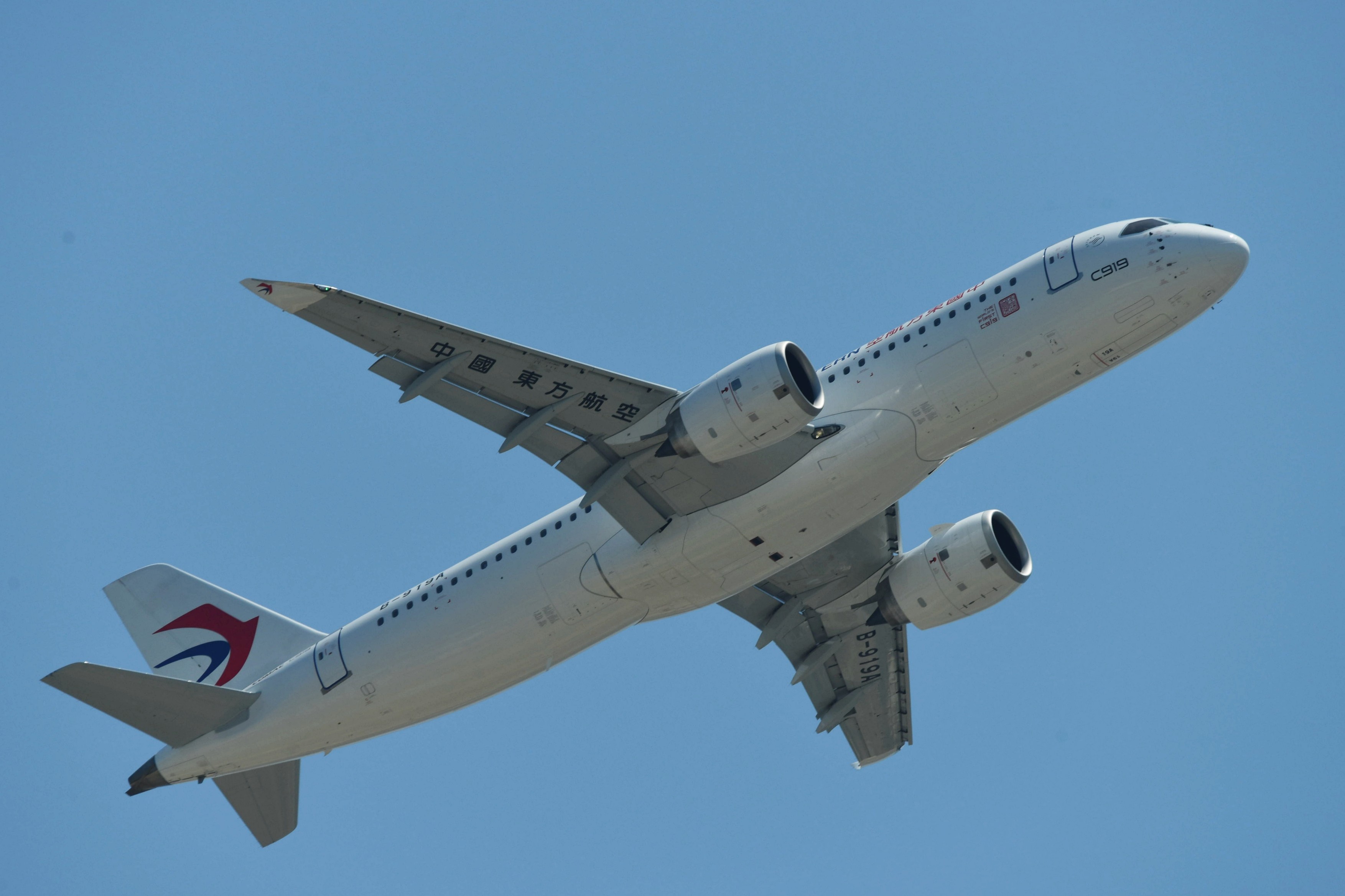 Primul avion de linie al Chinei, C919, a efectuat zborul comercial inaugural. Aeronava este menită să concureze cu modelele Boeing și Airbus