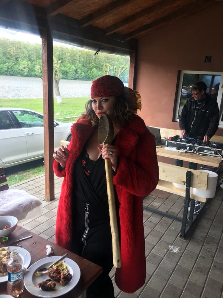 Ipostaza în care a apărut Oana Lis. "Vă scap de farmece, datorii și boli" | FOTO