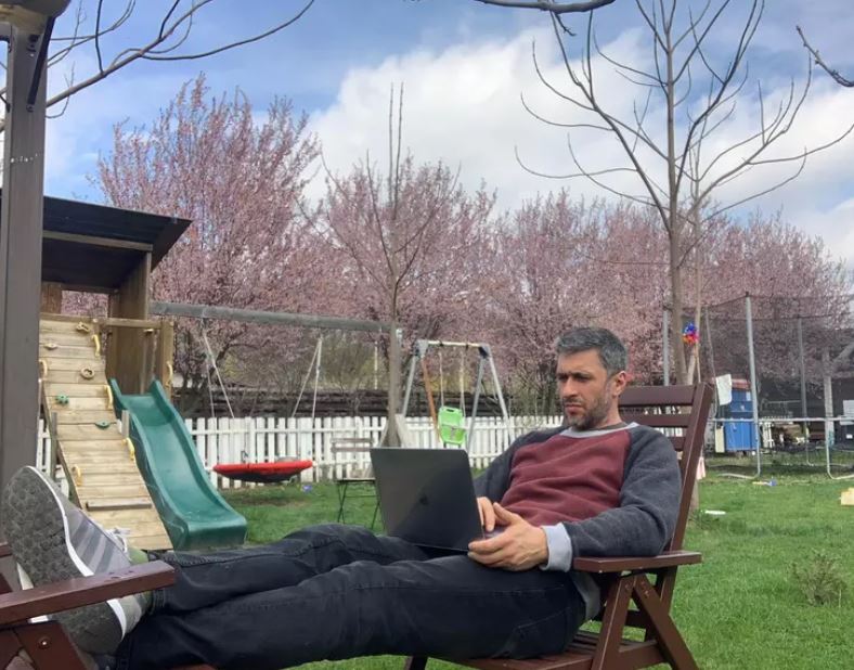 Dragoș Bucur a cumpărat un coteț ultramodern pentru găinile sale. Viața la țară l-a schimbat pe soțul Danei Nălbaru