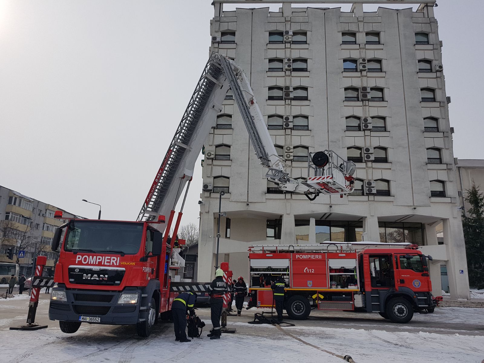 Panică în centrul Vasluiului, după ce mașini de pompieri au ocupat o parte din Piața Civică/ GALERIE FOTO