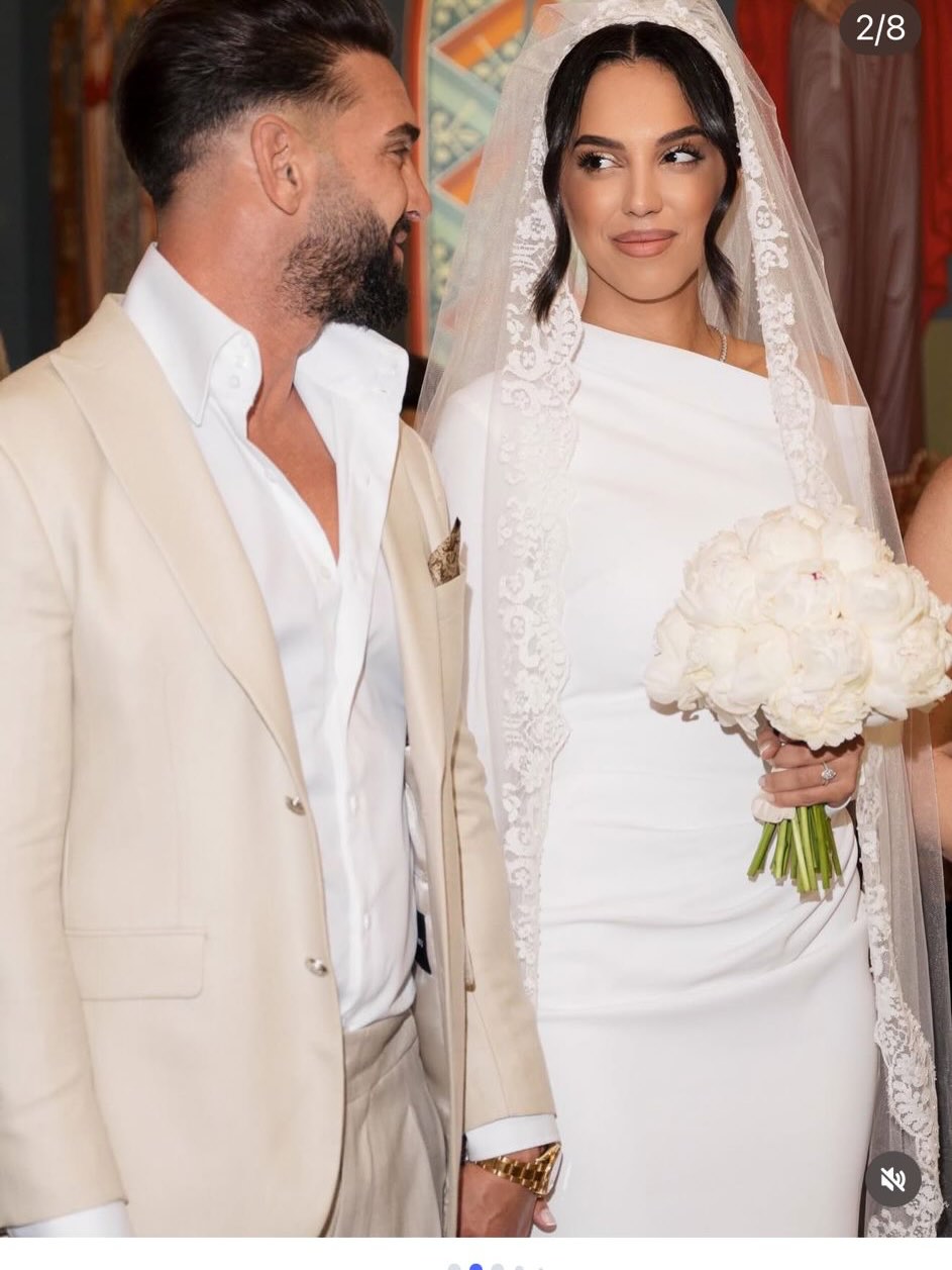 Ce rochie de mireasă a purtat soția lui Dorian Popa pentru cununia religioasă. Imagini emoționante cu cei doi în biserică