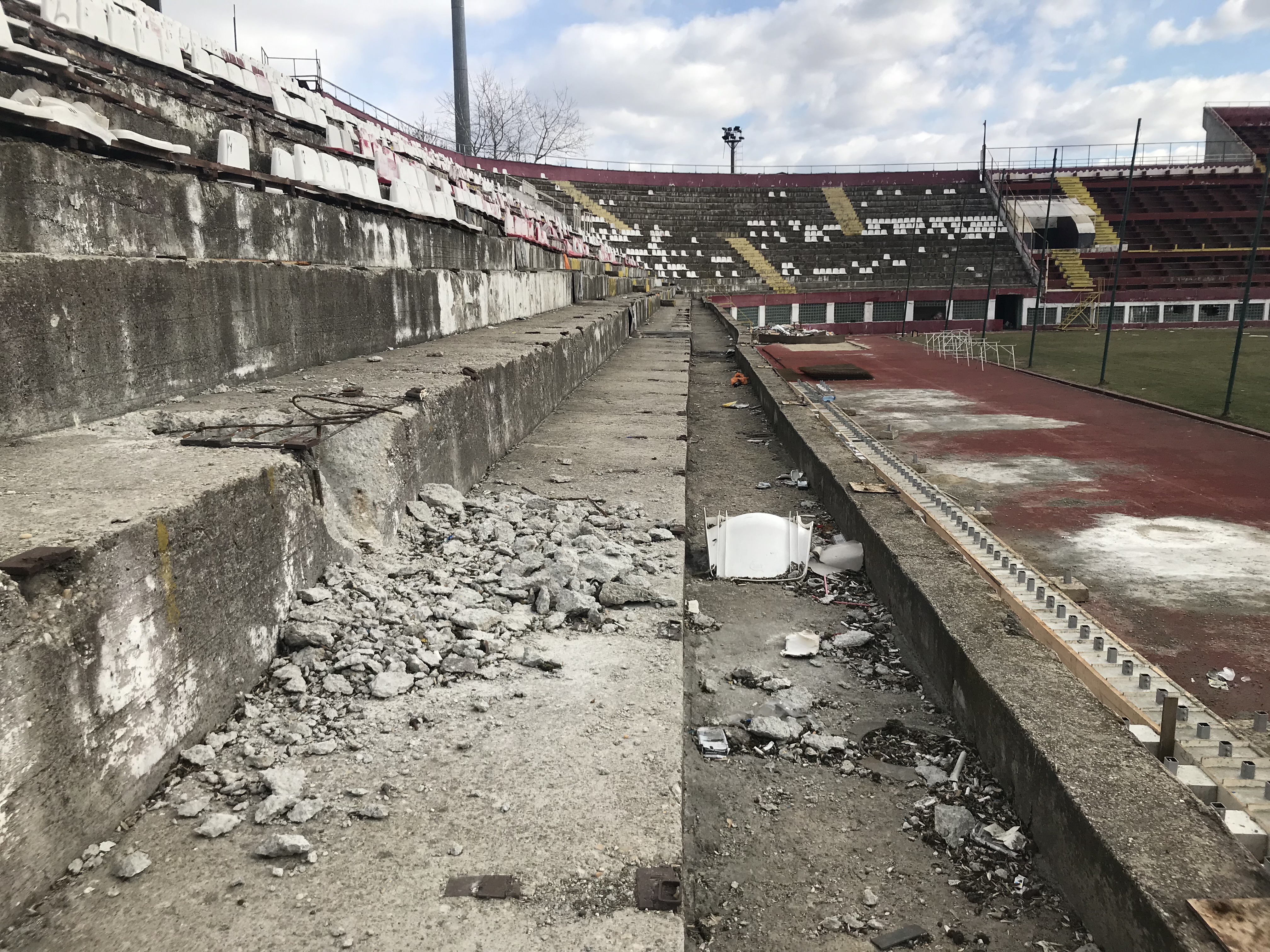 FOTO | Stadionul Giulești, demolat pe repede înainte pentru CE 2020! Au intrat buldozerele
