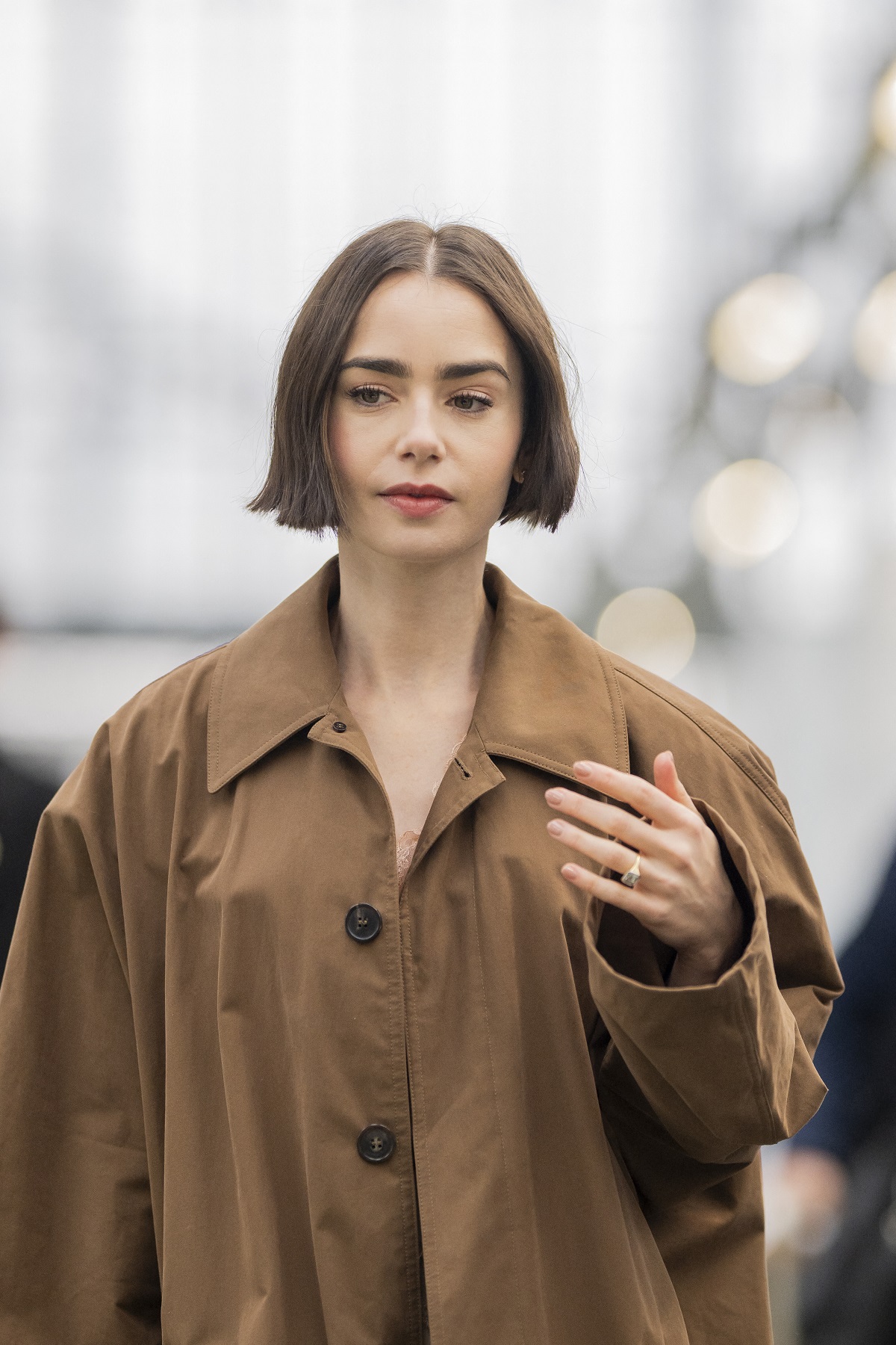 Lily Collins o va interpreta pe Audrey Hepburn în noul film despre realizarea peliculei „Mic dejun la Tiffany”: „Onorată și extaziată”