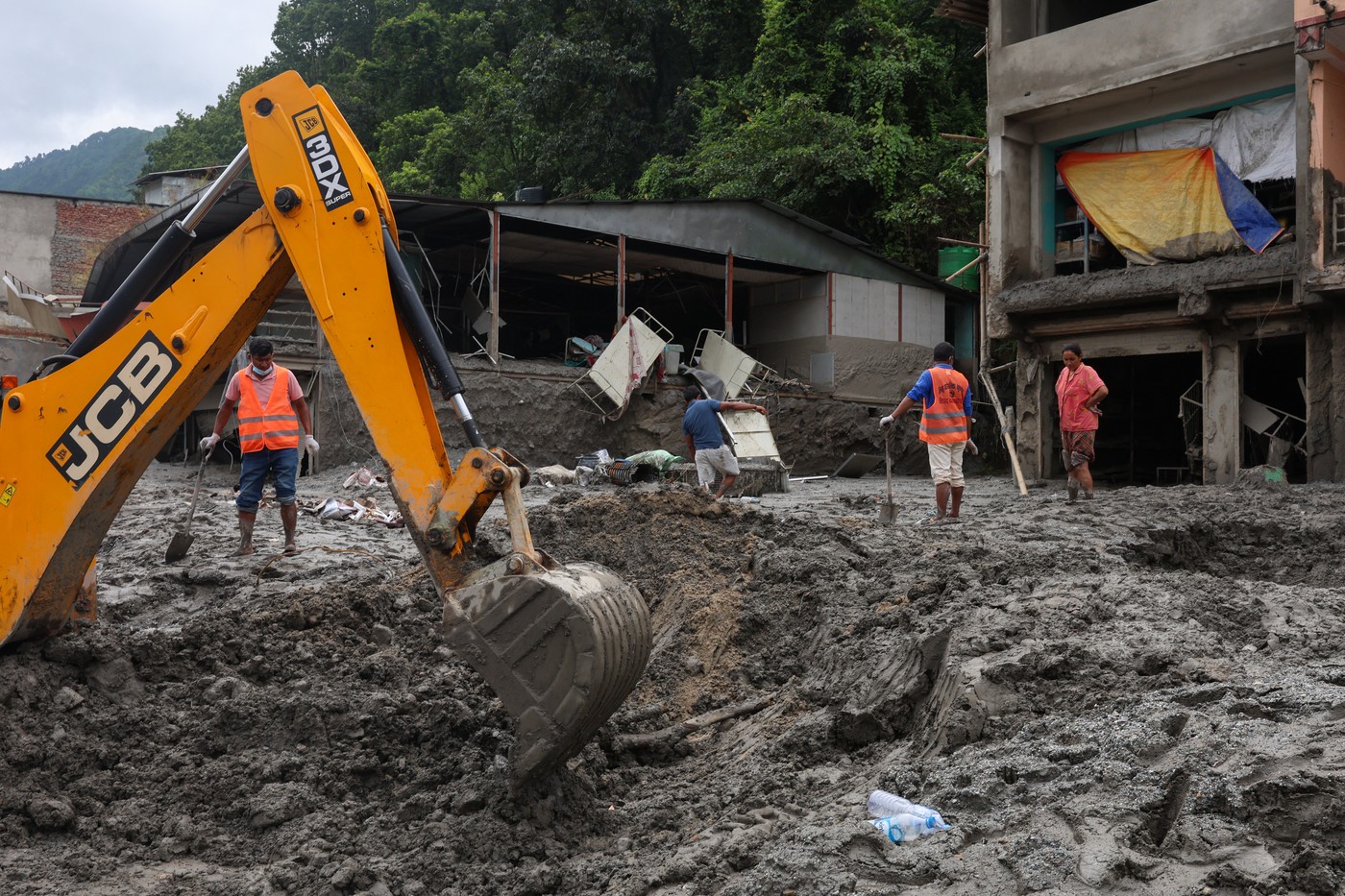 903 morți și 4.247 de dispăruți după viitura din Nepal. 933 de muncitori sunt încă căutați în tunelurile hidrocentralelor