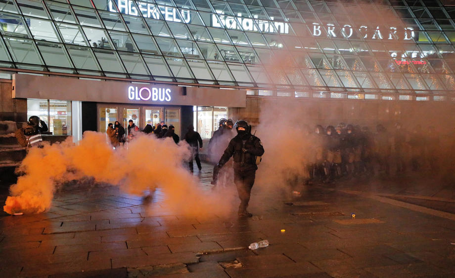 FOTO | Confruntări violente între poliţie şi protestatarii anti-lockdown la Kiev. Mai mulți oameni au fost răniți