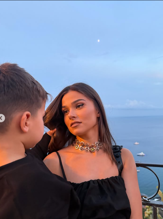 Întrebarea primită de Theo Rose de la fiul ei, Sasha, în vârstă de 3 ani