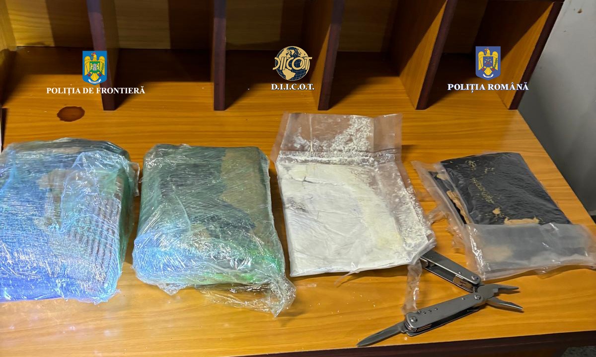 Un bărbat a fost arestat de polițiștii din Oradea, după ce a ascuns două kilograme și jumătate de cocaină în caroseria mașinii