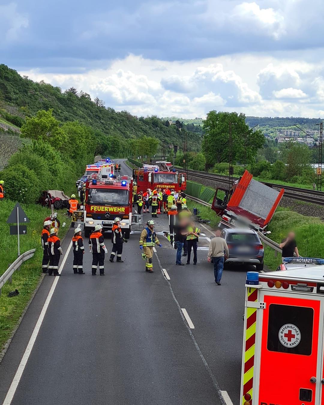 Un copil de 9 ani a văzut din cabină cum o mașină intră direct în camionul condus de tatăl lui și e pulverizată pe șosea, în Germania