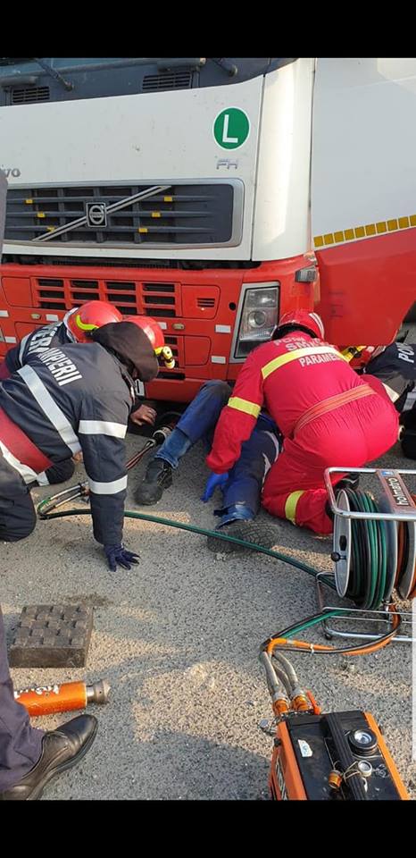 Șofer prins sub TIR-ul pe care îl repara, într-o parcare din Hunedoara. Operațiunea de salvare a fost una dificilă (FOTO)