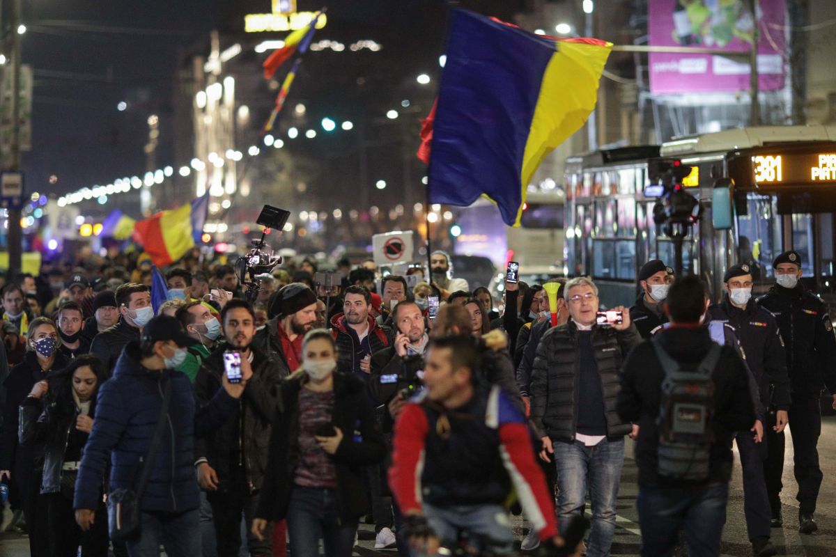 Noi proteste față de restricții. Incidente minore la metrou, în București, și arme albe găsite asupra manifestanților în Galați