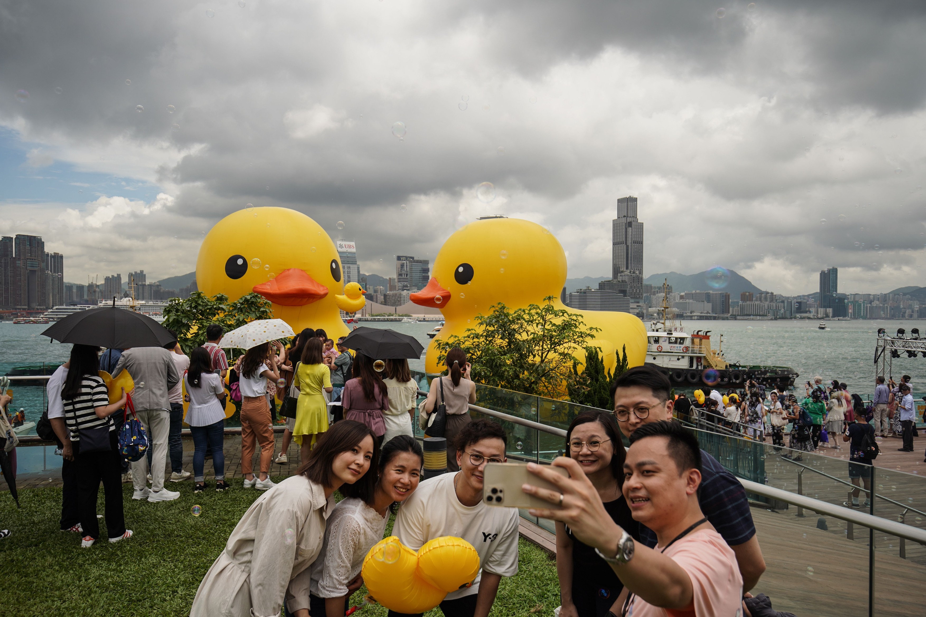Apariție inedită într-un port: două rațe uriașe gonflabile, pentru „fericirea dublă” a locuitorilor din Hong Kong