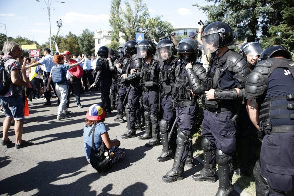 UPDATE. Război de stradă între jandarmi și huligani, în Piața Victoriei. 452 de persoane rănite / VIDEO&FOTO
