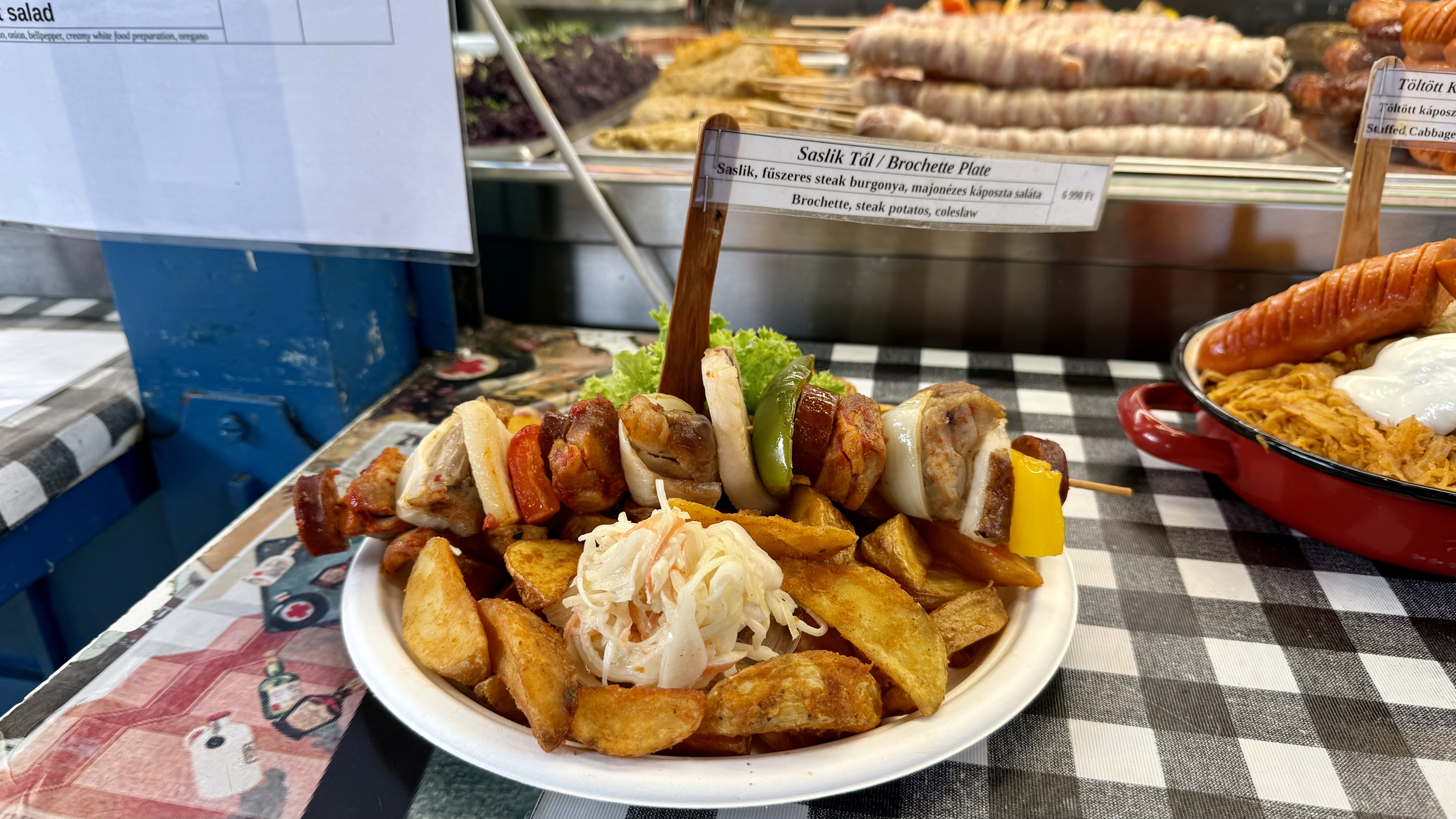 Spectacol culinar total la doi pași de România. Cât costă o porție de gulaș și ce-am descoperit într-o piață unicat