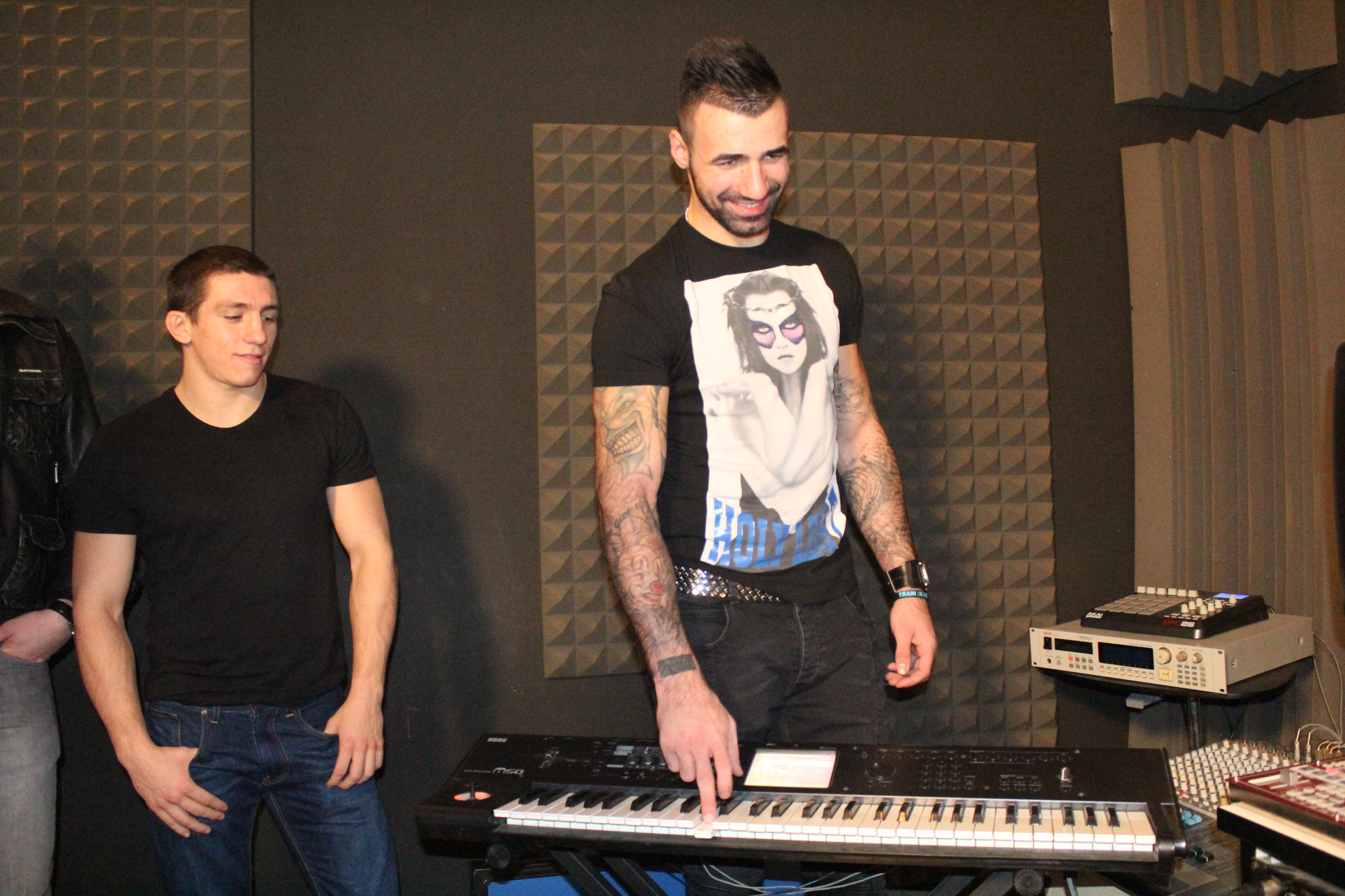 EXCLUSIV / Primiți cu colindul? Luptătorii Superkombat au intrat în studio! GALERIE FOTO&VIDEO