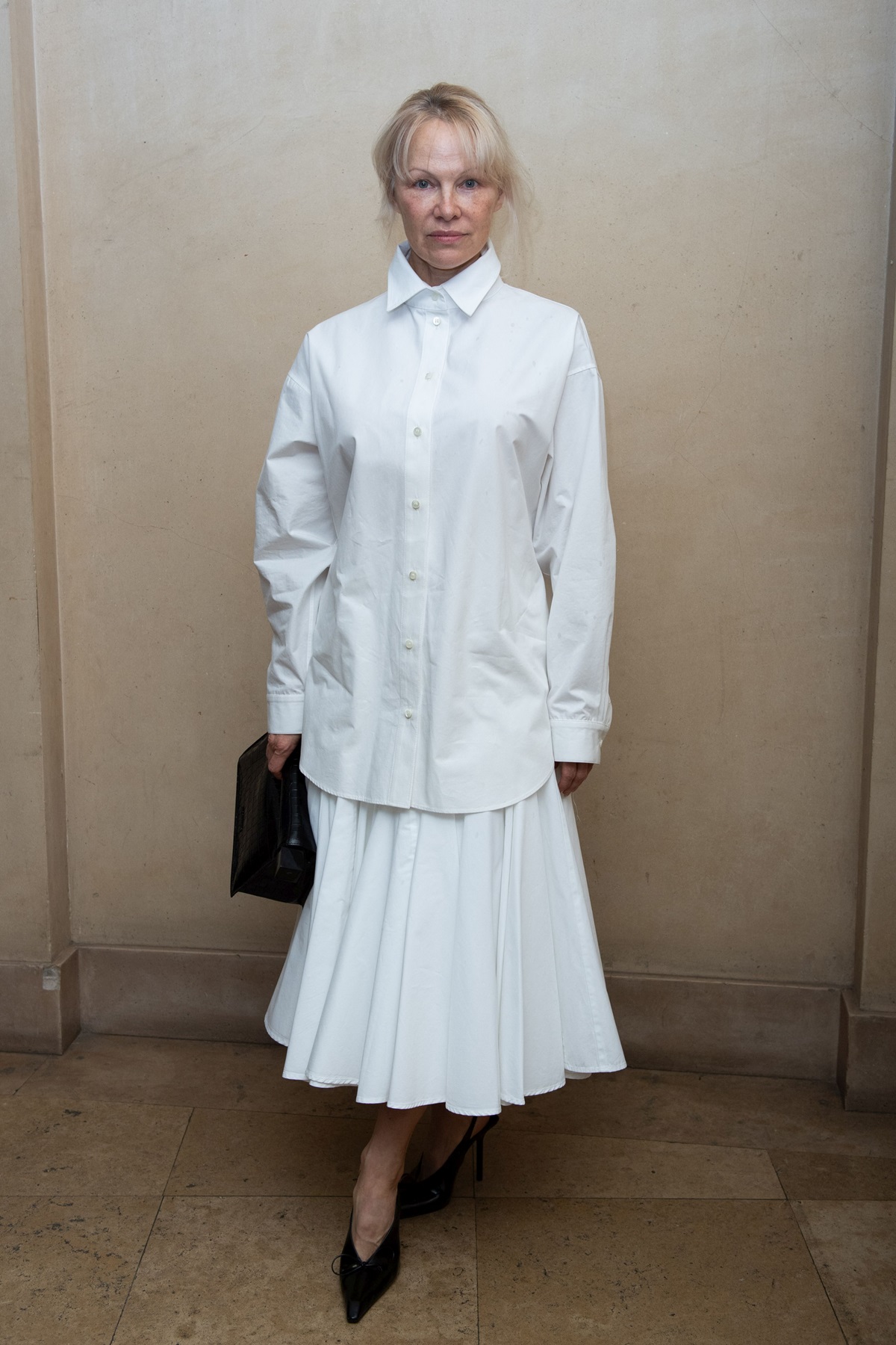 Pamela Anderson lansează un nou trend: fără machiaj la evenimentele de modă. Cum a apărut la Paris Fashion Week
